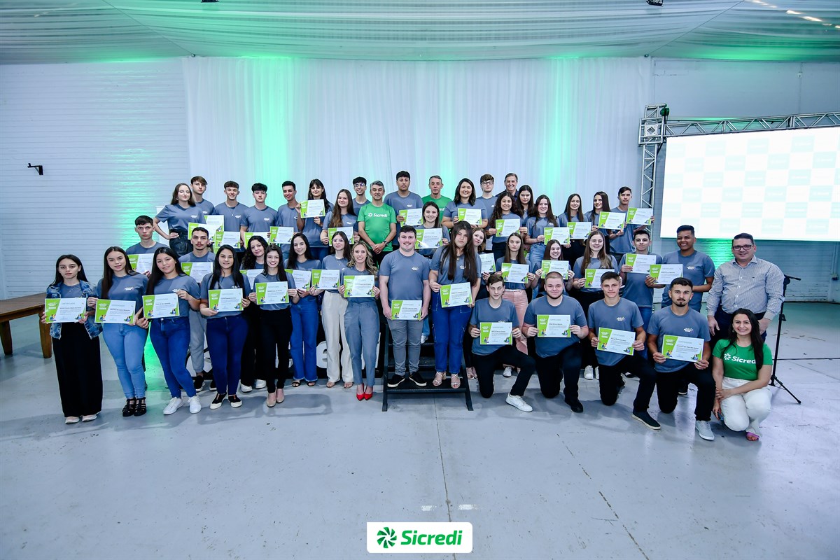  Jovens Formandos do Programa Atuação Jovem no RS posam com seus diplomas 
