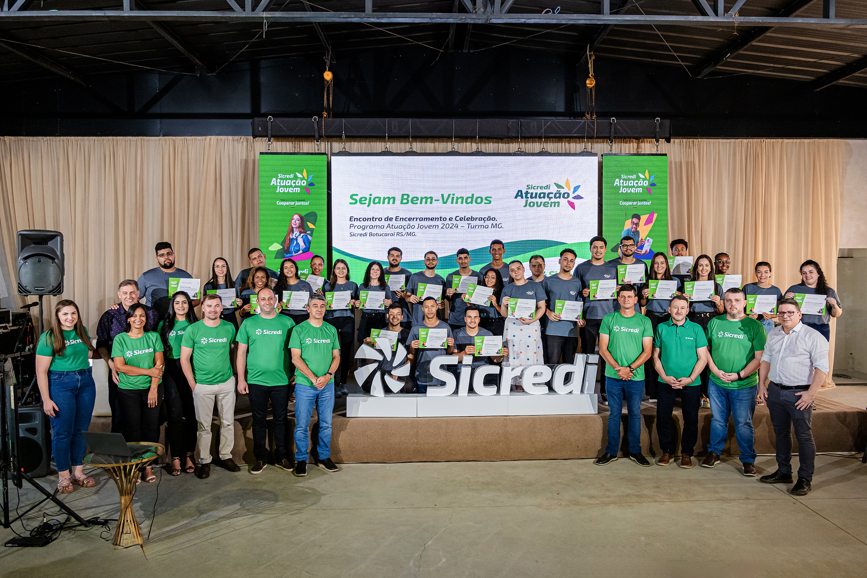  Jovens posam com seu diploma e com a equipe de Minas Gerais da Base Regional 