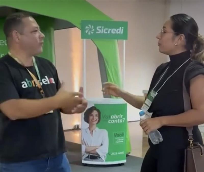  Pessoas em frente ao estande da Sicredi Expansão 