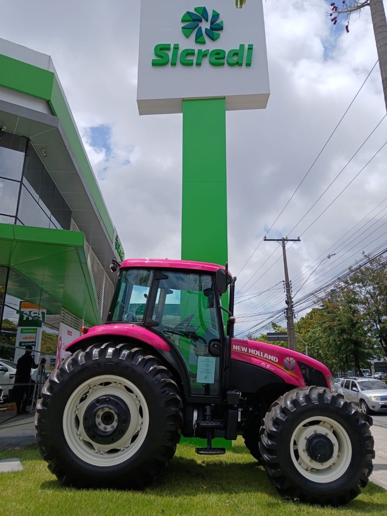  Trator na frente da Agência Fernandes Lima, em Maceió (AL) 