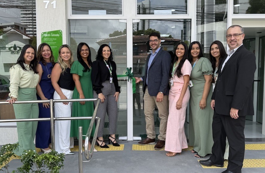  Colaboradores em frente à agência 