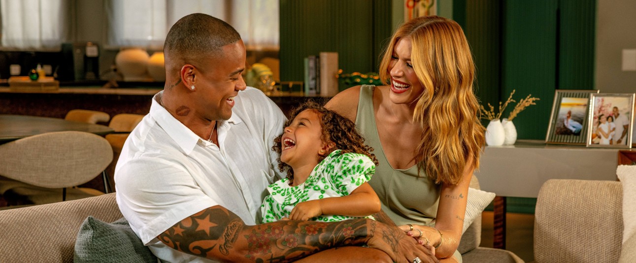  Léo Santana, Lore Improta e a pequena Liz estrelam nova campanha do Sicredi 