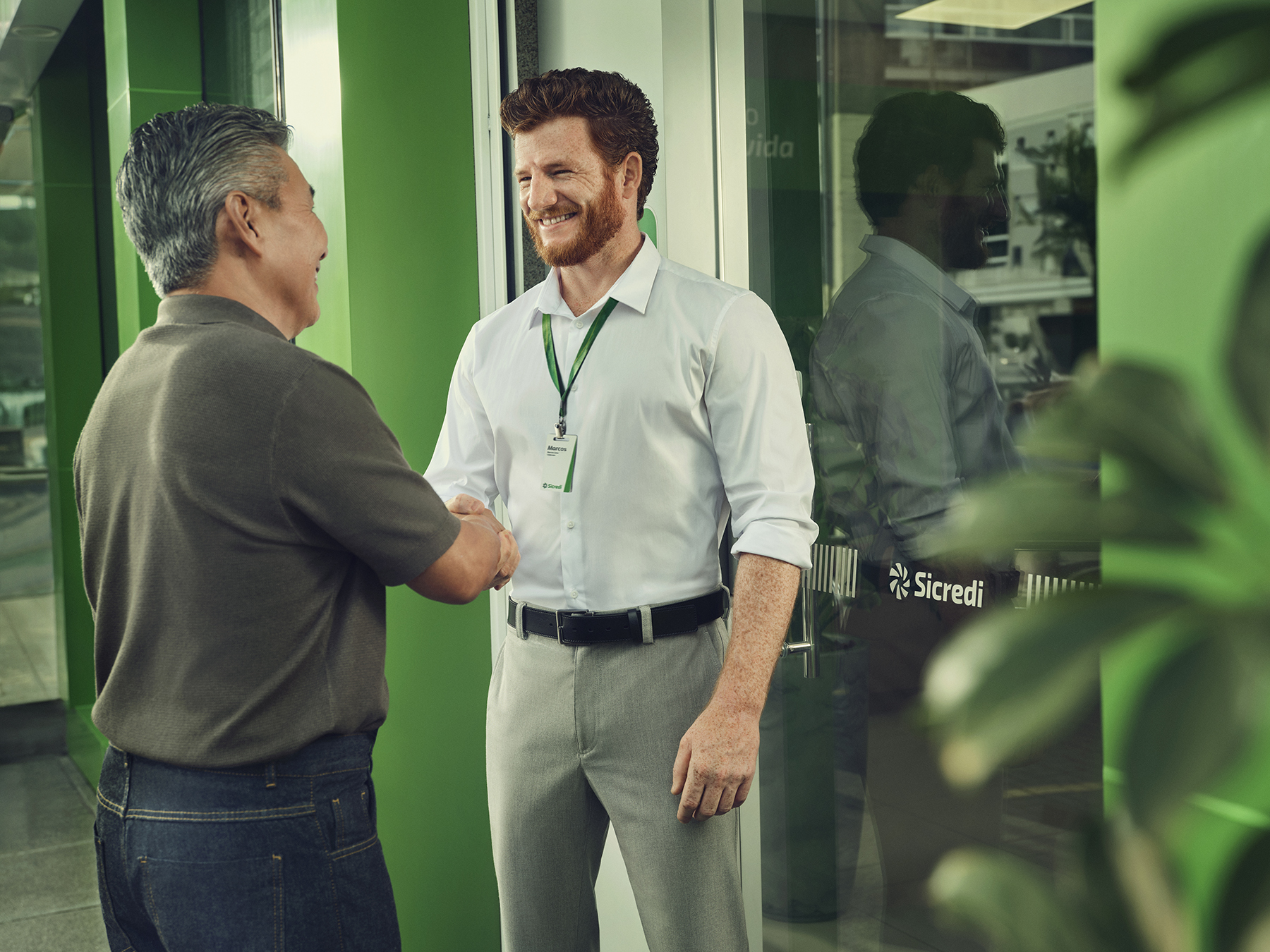  colaborador do Sicredi dando as mãos para associado 