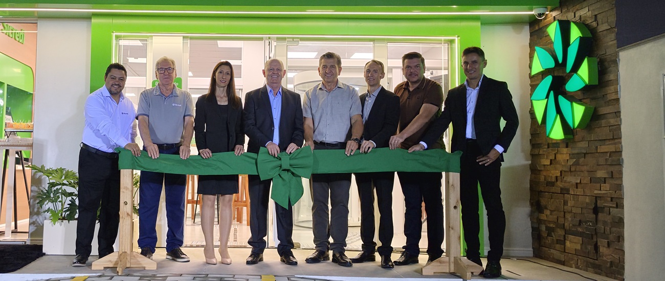  Lideranças da Sicredi Cooperação e do município de Rio do Campo em frente ao laço inaugural da agência de atendimento. 