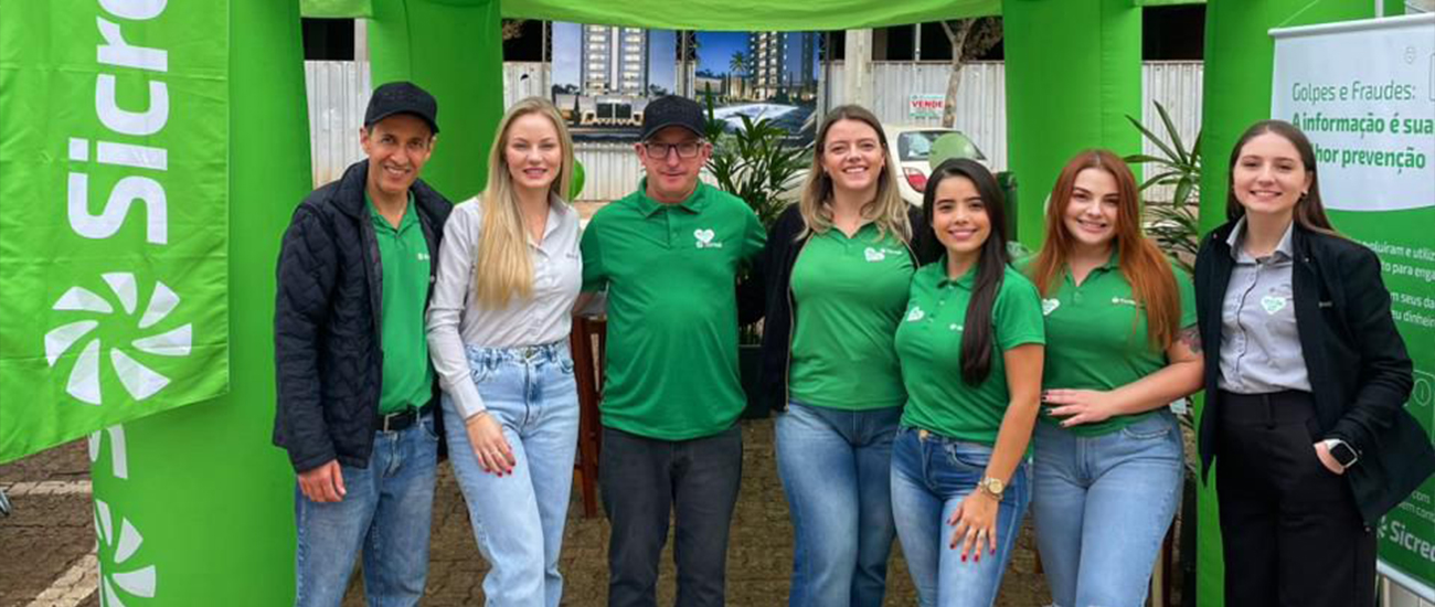  Colaboradores do Sicredi participam de ação da Semana Nacional de Educação Financeira (ENEF), promovendo orientação sobre segurança digital, prevenção a golpes e educação financeira para a comunidade. 