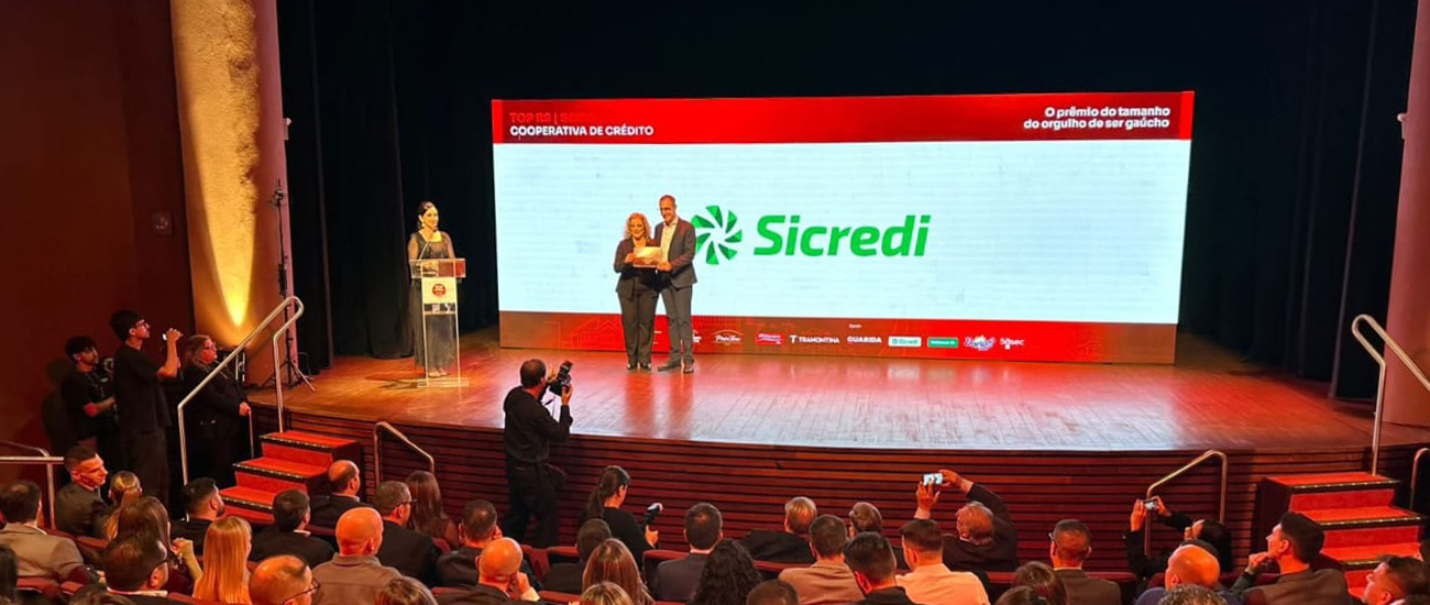  Sicredi recebe reconhecimento no Top of Mind RS, premiação da Revista Amanhã que destaca as marcas mais lembradas pelos gaúchos, reafirmando a força e a presença da instituição no cooperativismo de crédito. 