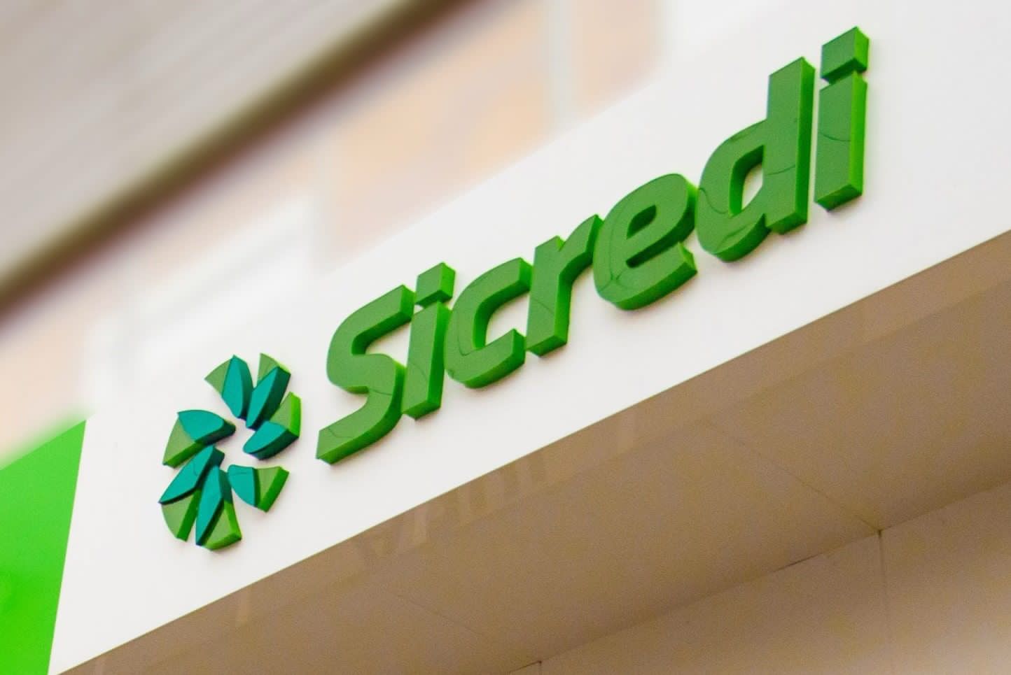  Fachada com logo da Sicredi 