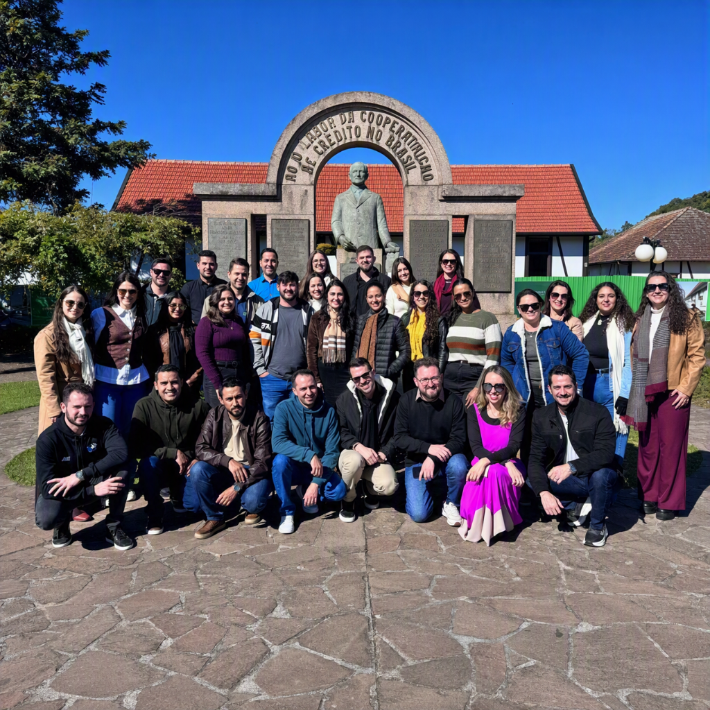  Grupo de 32 colaboradores da Sicredi Celeiro Centro Norte reunido durante a Rota do Cooperativismo 2026 