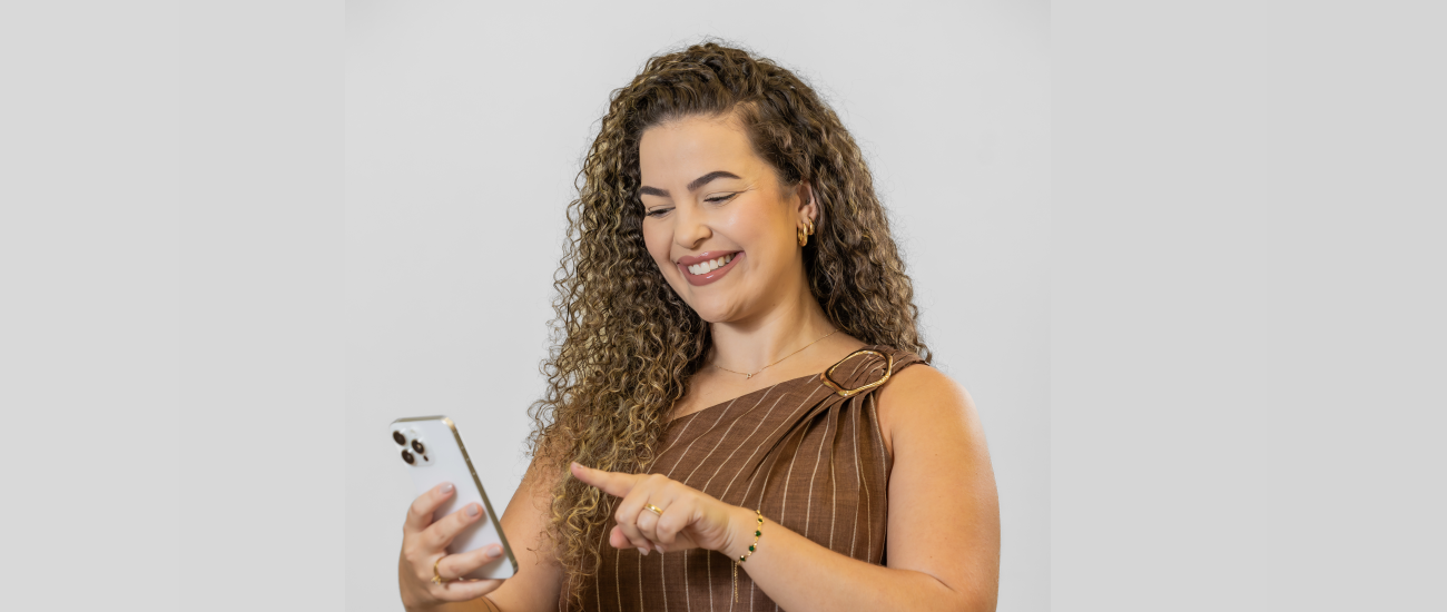  Mulher com celular 