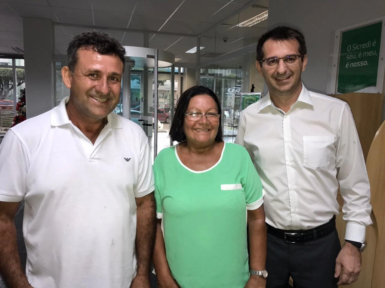  Ganhadora de Sorriso, Izabel, com o genro, ao receber a notícia na Agência.jpg 