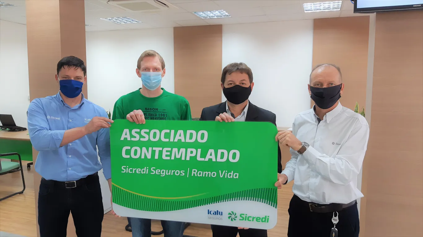  Momento da entrega da premiação ao associado.jpg 