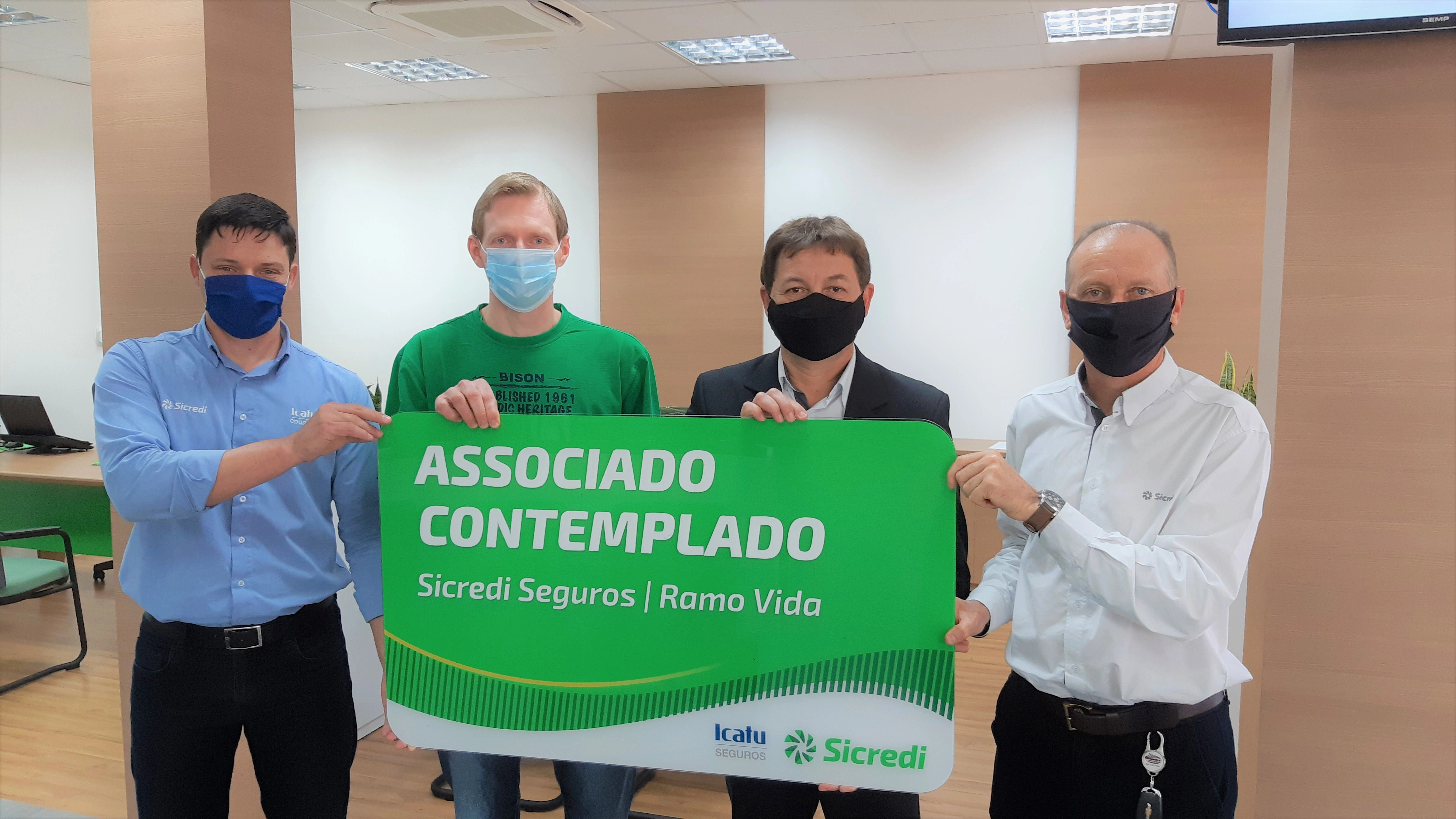  Momento da entrega da premiação ao associado.jpg 