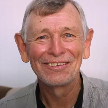  homem sorrindo e olhando para a câmera 
