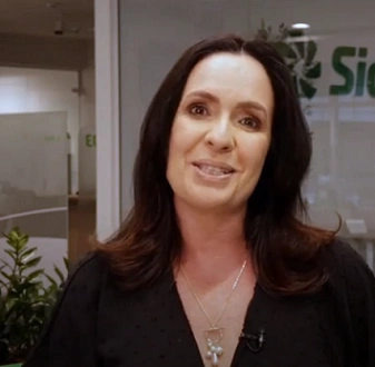  Mulher sorrindo olhando para a câmera 