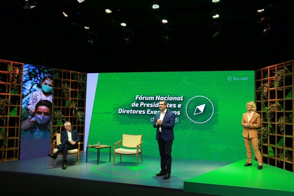  Lideres-do-Sicredi-debatem-cenarios-e-tendencias-economicas-em-Forum-Nacional-1121495336002162551.jpg 