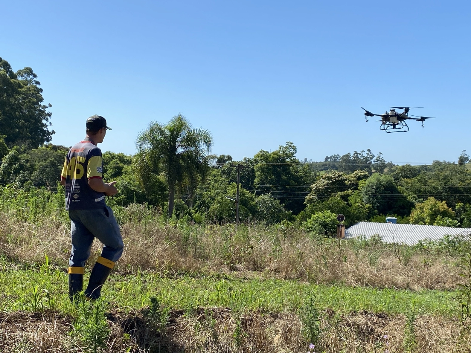  Alex operando o drone pulverizador-14227047635496323799.jpg 