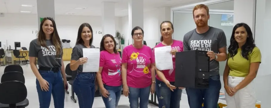  Cooperativa entrega computador para entidade de Quilombo-4324473050974766501.jpg 