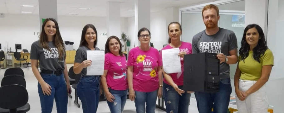 Cooperativa entrega computador para entidade de Quilombo-4324473050974766501.jpg