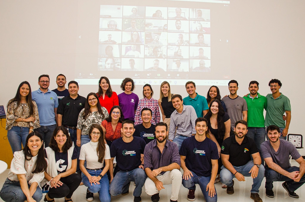  Catalisadores_do_programa_Intensive_Connection_2022_reunidos_em_encontro_híbrido_no_AgTech_Garage_(Foto_AgTech_Garage).jpg 