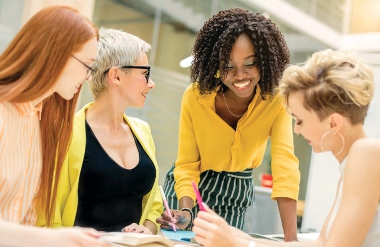  Mulheres Confraternizando 