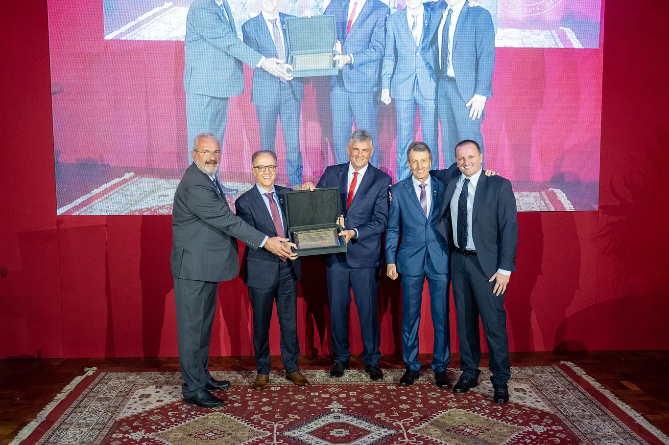  3. Em homenagem à Dália, o Presidente do Sicredi Região dos Vales, Ricardo Cé, e o Diretor Executivo, Roberto Scorsatto, entregaram uma placa para o Presidente E.jpg 