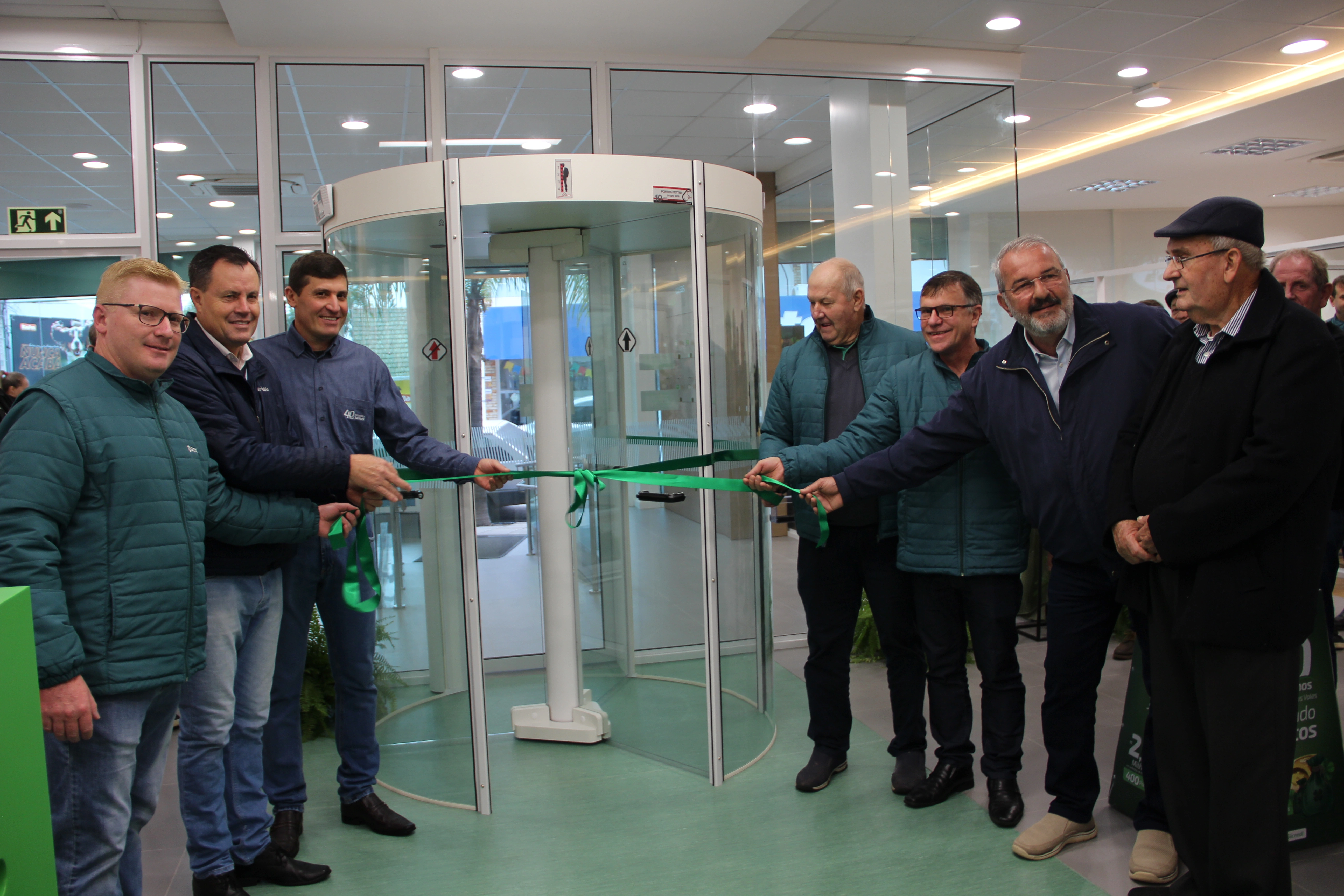  Descerramento da fita inaugural realizado pelo Prefeito Municipal Danilo Bruxel, Presidente do Sicredi Região dos Vales, Ricardo Cé, Conselheiros de.JPG 