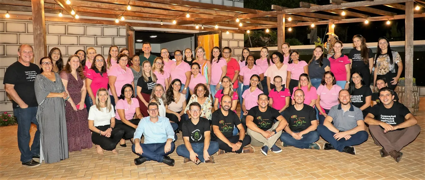  Integrantes do Comitê Mulher com colaboradores do Sicredi.jpg 