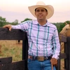  Carlos Vilela encostado em uma cerca de madeira, na sua fazenda. 