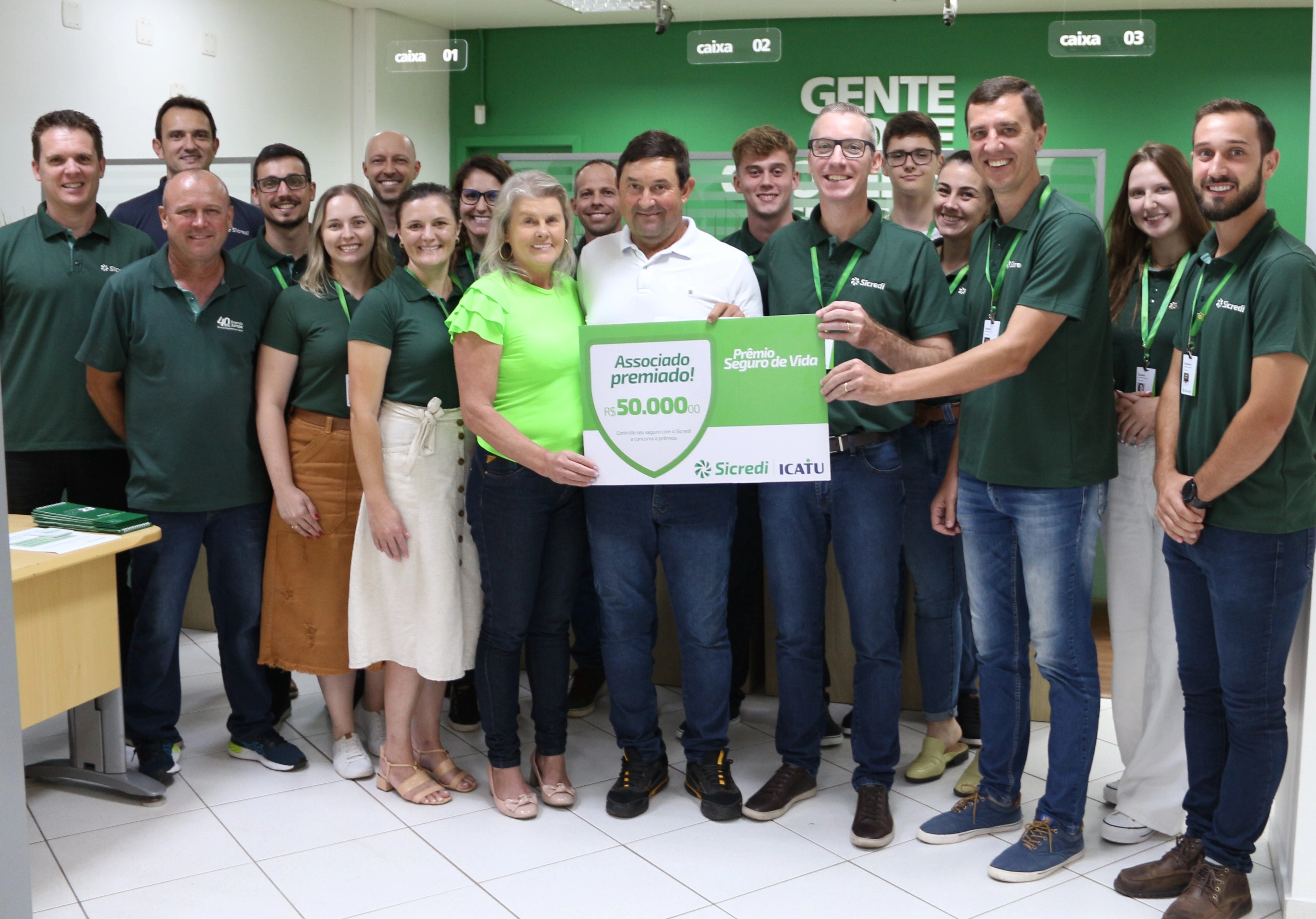  José Milton dos Santos, contemplado no sorteio do Seguro de Vida e equipe da agência de Roca Sales.JPG 