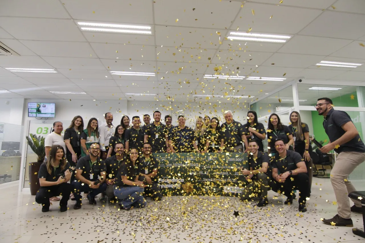  Foto-entrega-premio--1-milhao-campanha-poupanca-Sicredi-2022--1-.jpg 