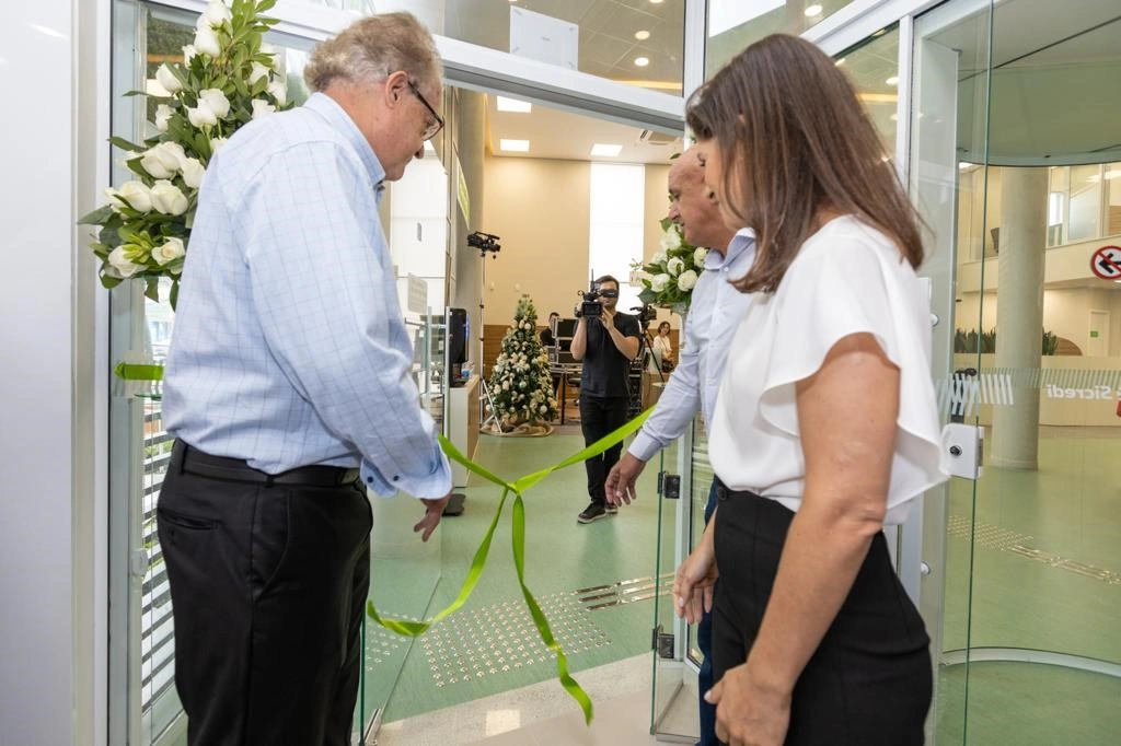  gerente aline presidente aloísio e prefeito jairo descerraram a fita inaugural da agência.jpg 