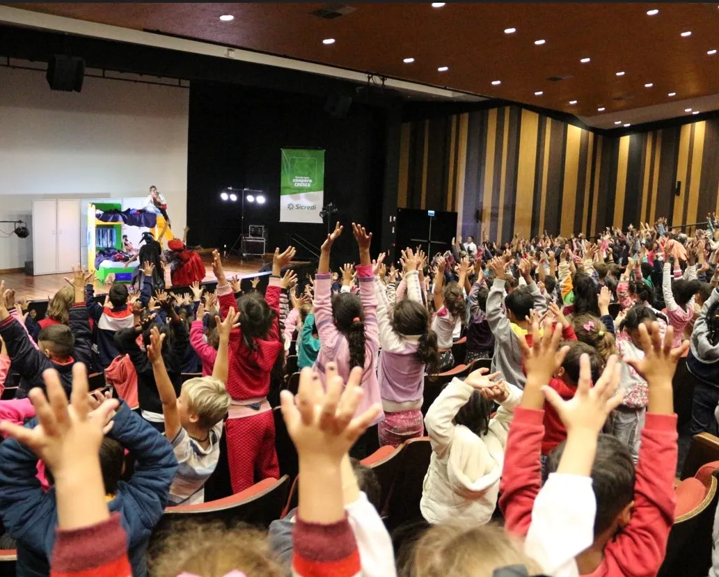  Site - Peça teatral infantil reuniu cerca de 600 crianças da rede municipal de Encantado, no auditório do Sicredi Região dos Vales.jpg 