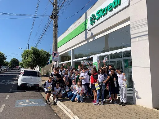  Alunos de escola em ação educativa na agência Sicredi de Penápolis (1).jpg 
