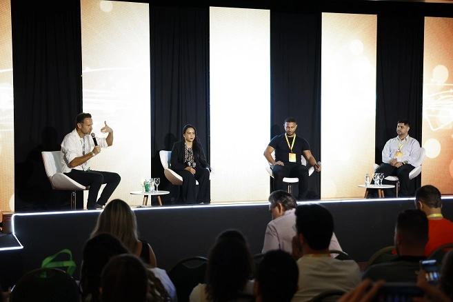  Bruna durante participação em painel do Summit Sicredi 