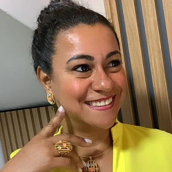  mulher sorrindo 