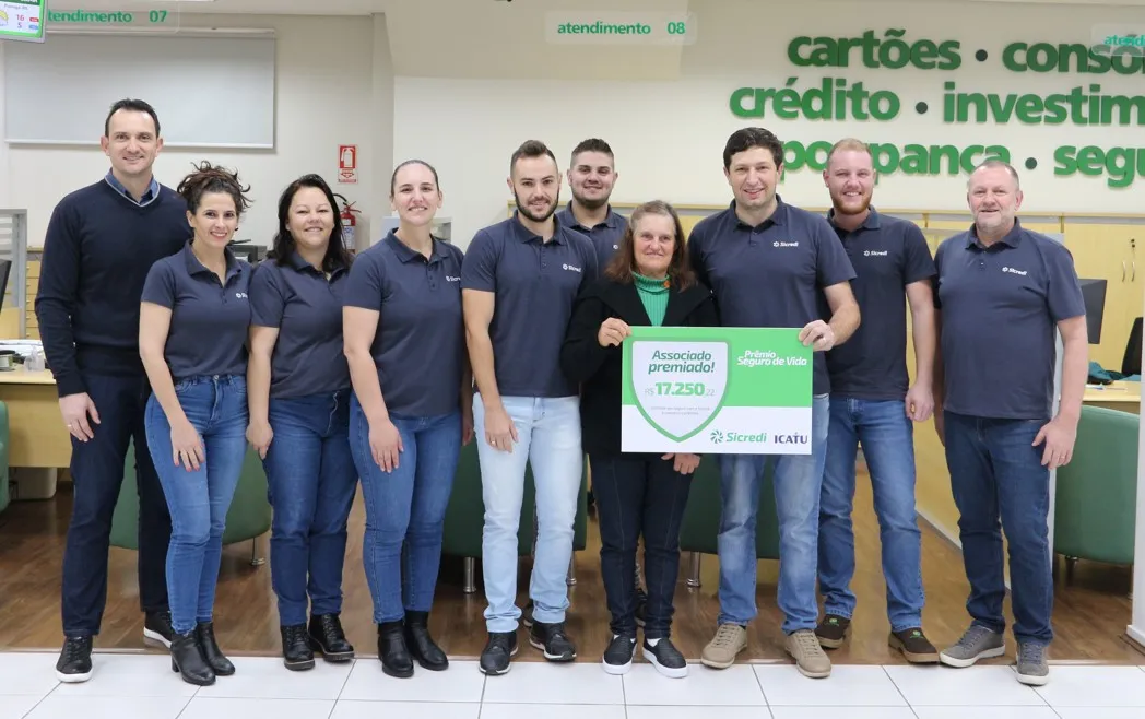  Teresinha Sonaglio contemplada no sorteio do Seguro de Vida e equipe da agência de Putinga.jpg 