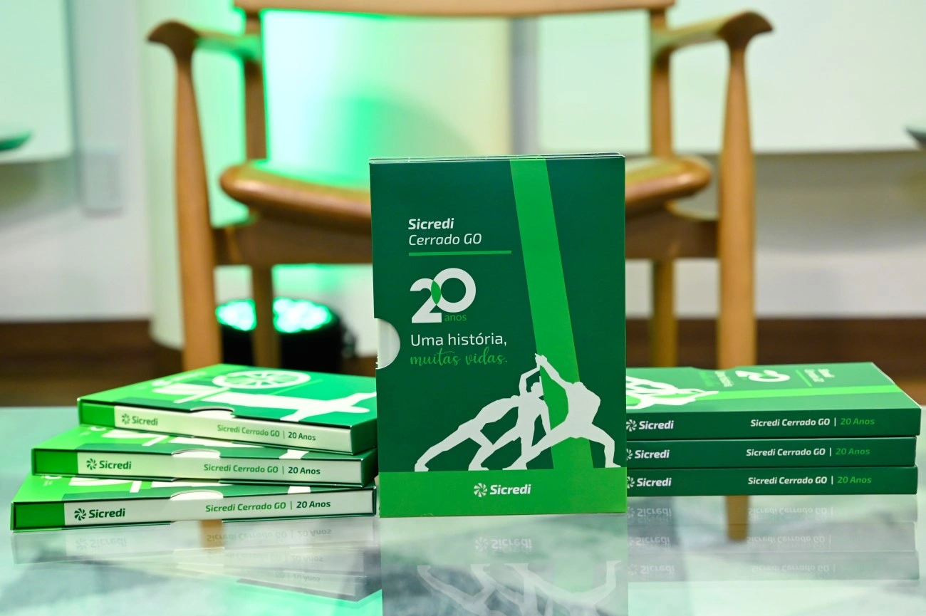  Durante o evento, livro registrando a trajetória da cooperativa foi lançado (2).jpg 