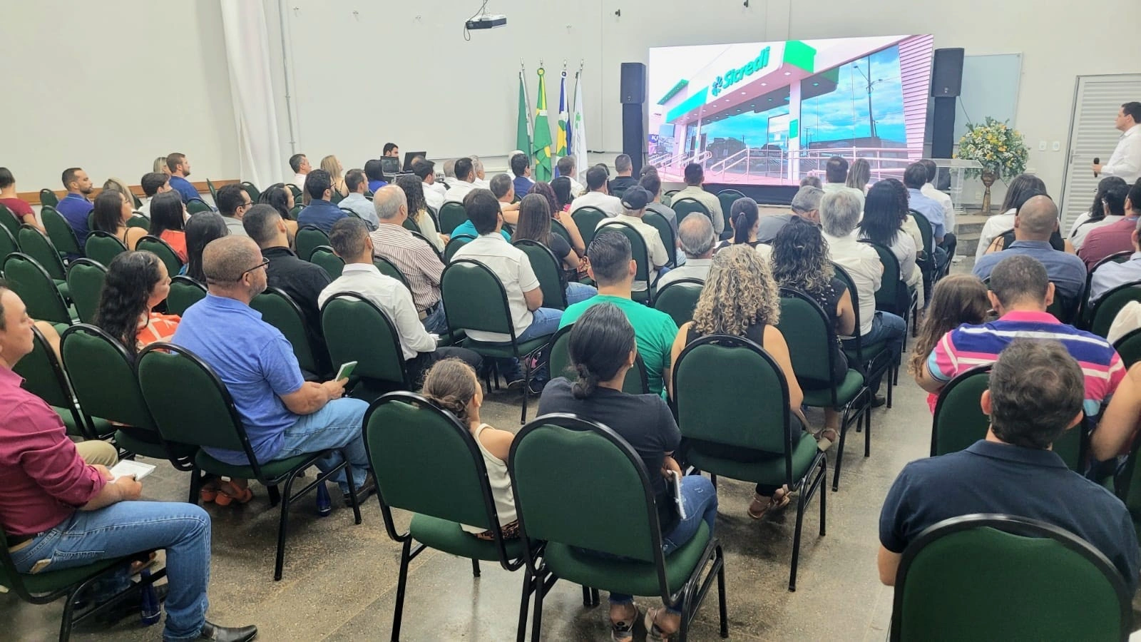  Público conhecendo o projeto da obra 
