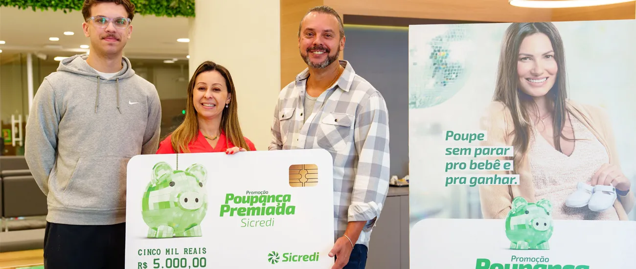  Sicredi entrega prêmio de campanha da poupança a associado de São Paulo.jpg 