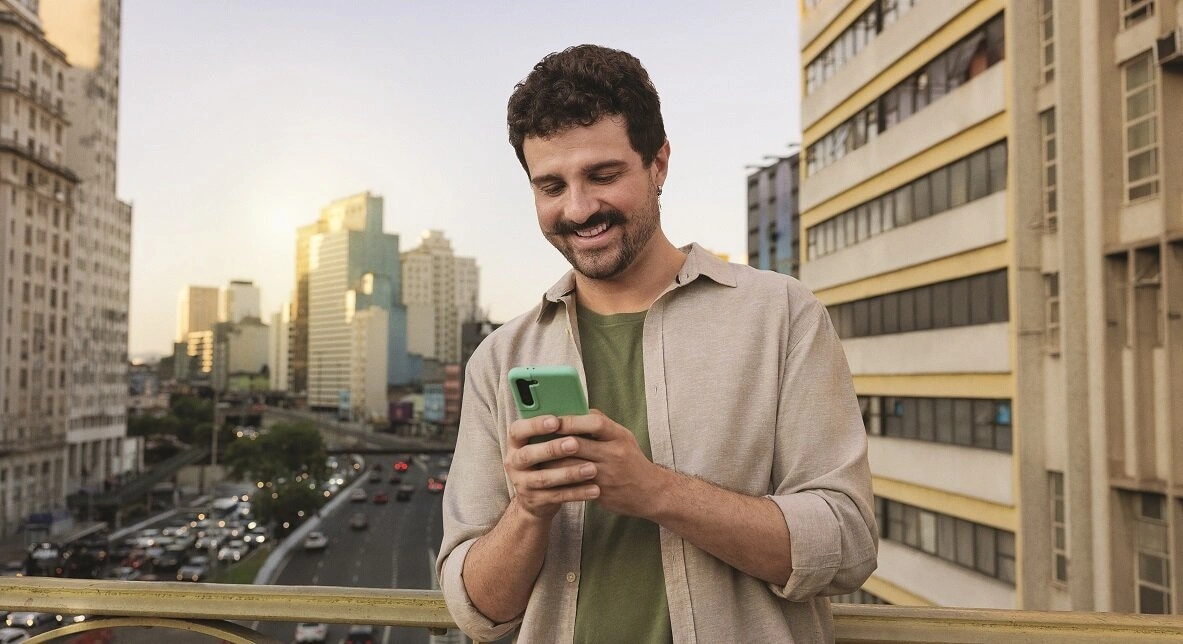  rapaz celular gestao integrada de riscos.jpg 