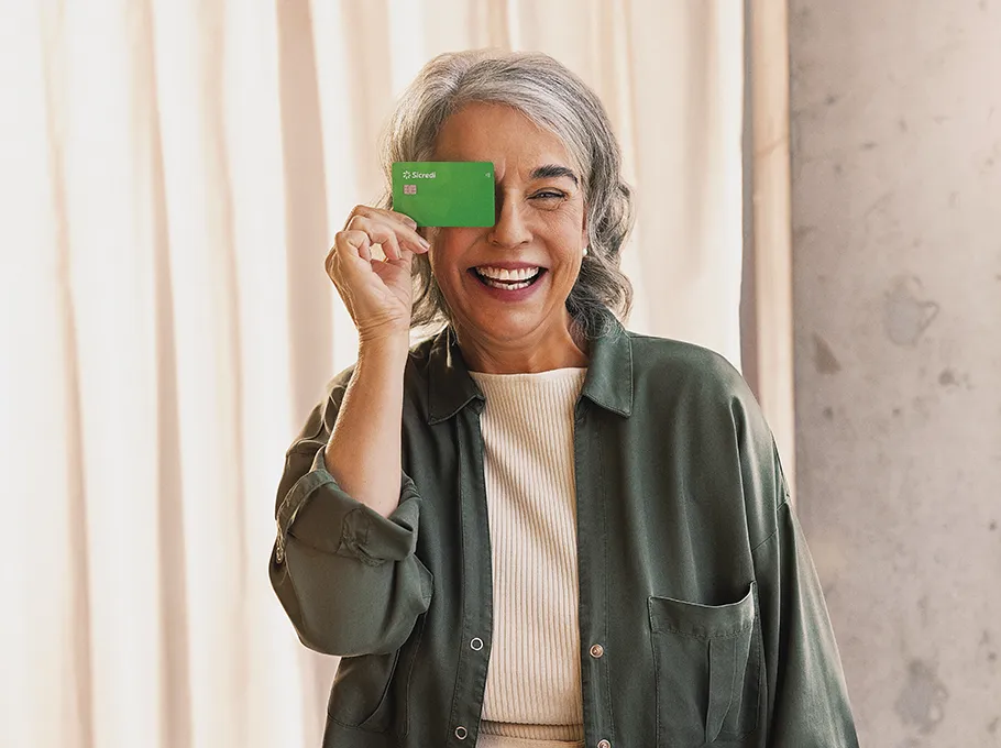  Mulher segurando o cartão sicredi 