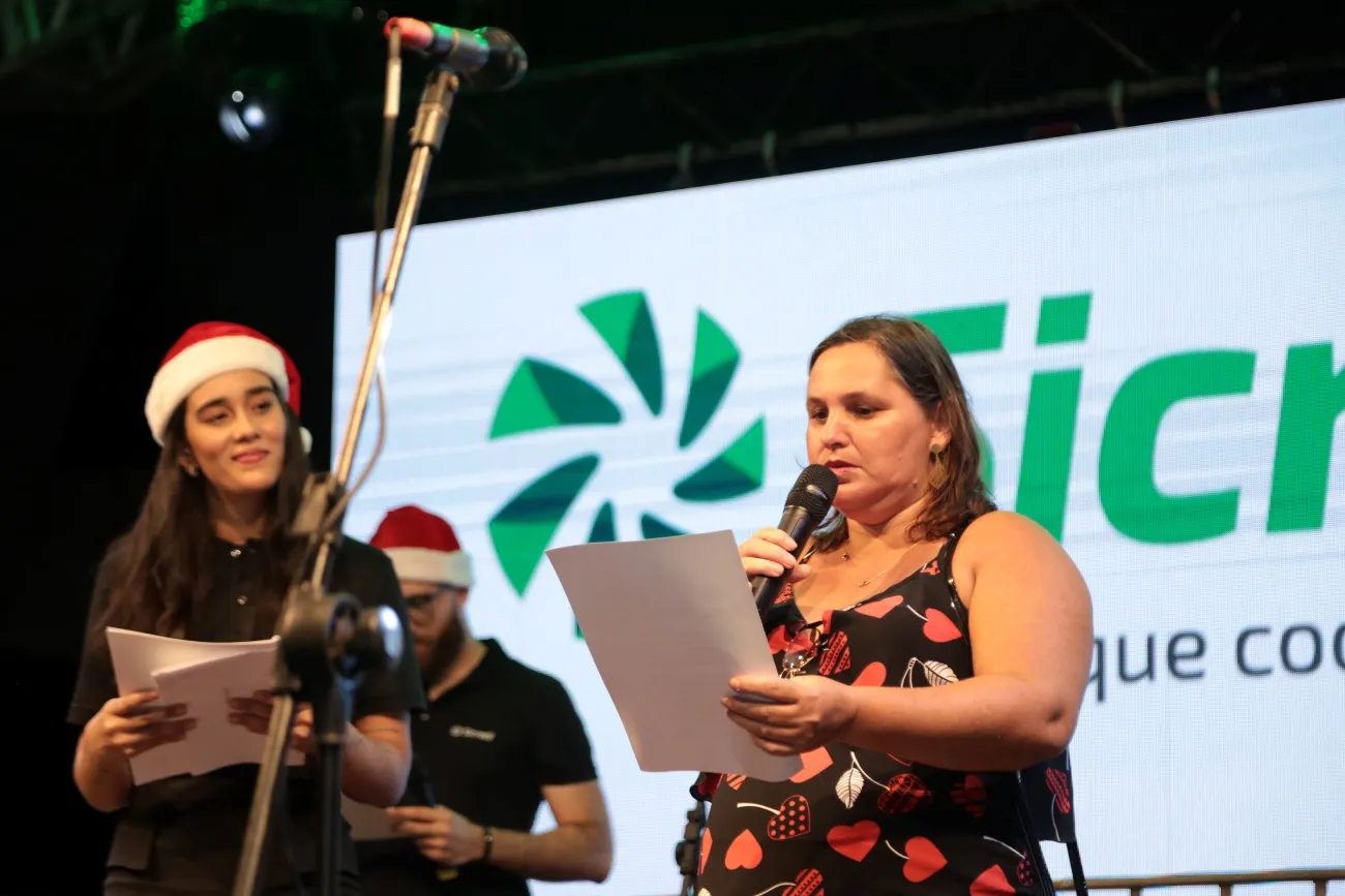  Aluna do Projeto Moral recitando poesia.JPG 