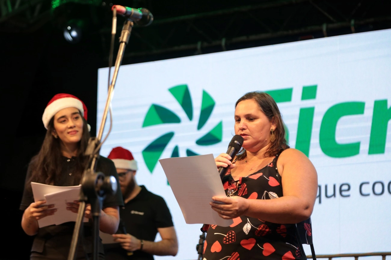  Aluna do Projeto Moral recitando poesia.JPG 