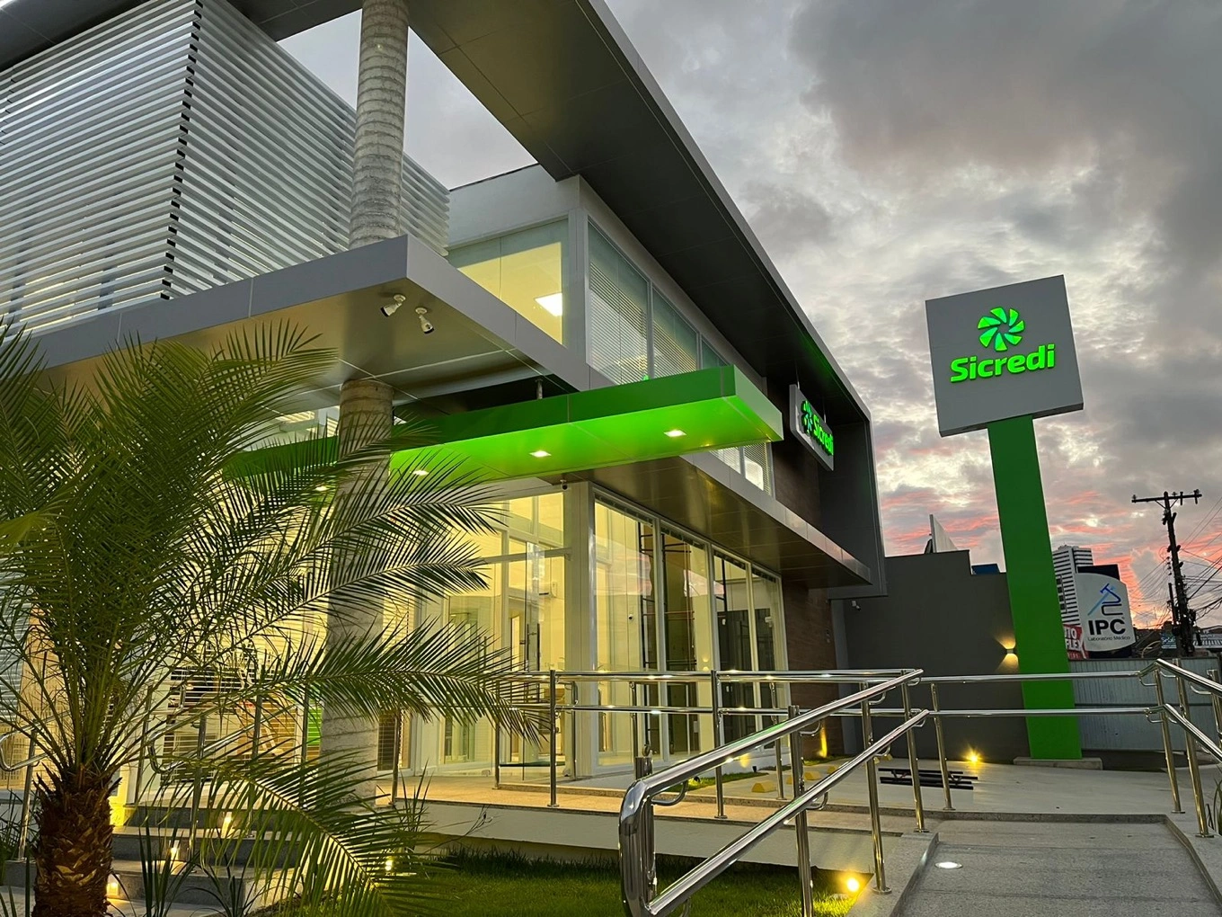  Fachada iluminada da agência Jatiúca 