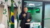  Presidente do Sicredi Planalto das Águas, no púlpito com o microfone na mão realizando um discurso 