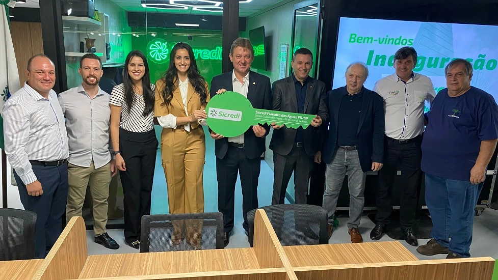  Lideranças do Sicredi e do Cilla Tech Park segurando a chave de inauguração 