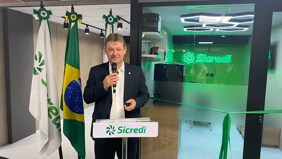  Diretor Executivo do Sicredi Planalto das Águas, no púlpito com o microfone na mão e realizando um discurso 