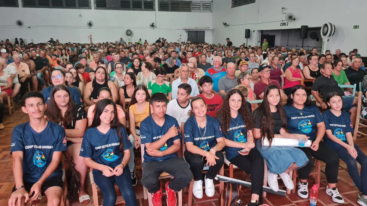  Sicredi_assembleias 2024 (2)_estudantes da cooperativa escolar CoopGV tbm participaram da Assembleia em Independencia.jpg 