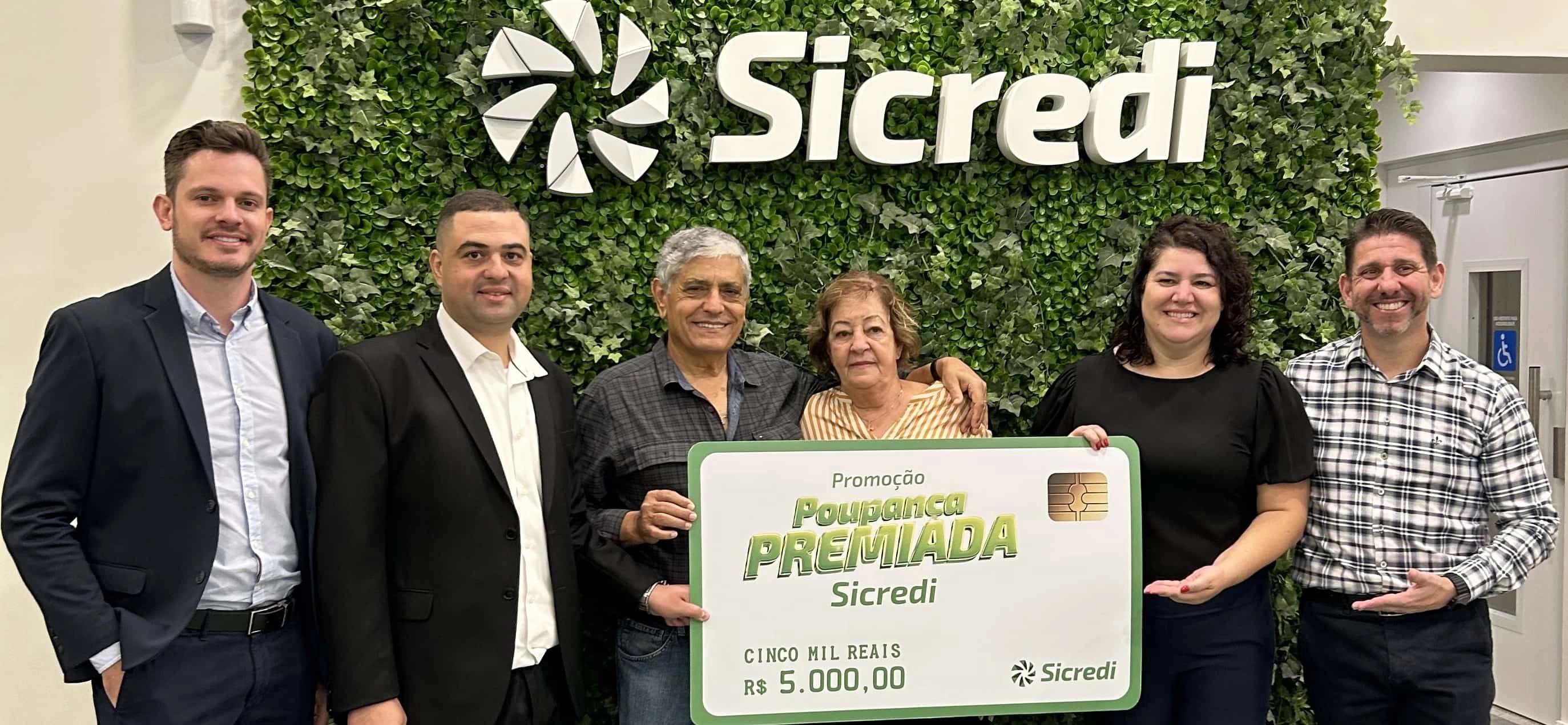  Jorge de Almeida David, de São Caetano do Sul, com o cartão simbólico de R$ 5 mil.jpg 