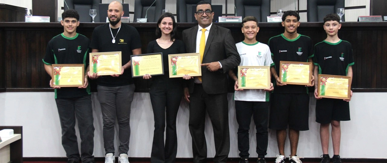  Equipe recebe reconhecimento.jpg 